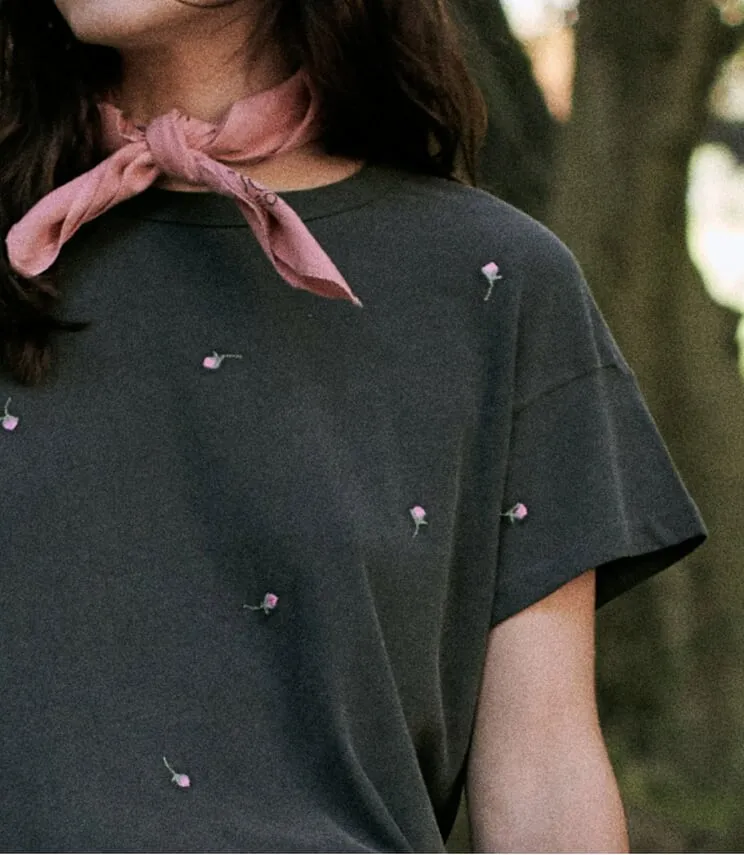 The Great - The Boxy Crew with Scattered Rose Embroidery Washed Black